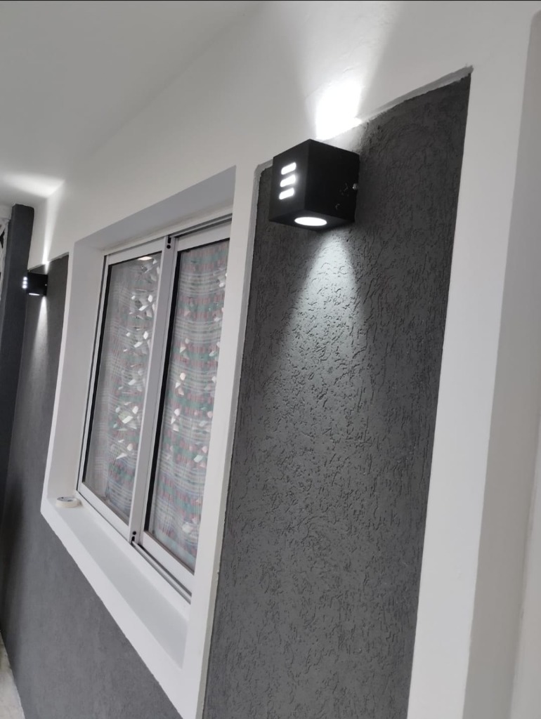 Muro Gris con Luces REVENOR
