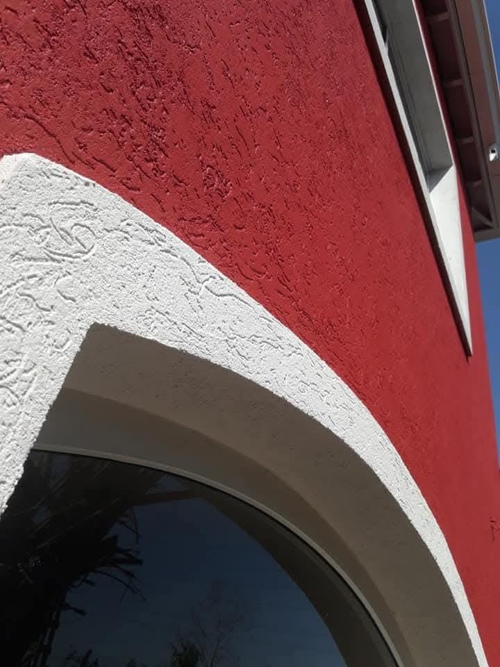 Fachada Roja Esquina REVENOR